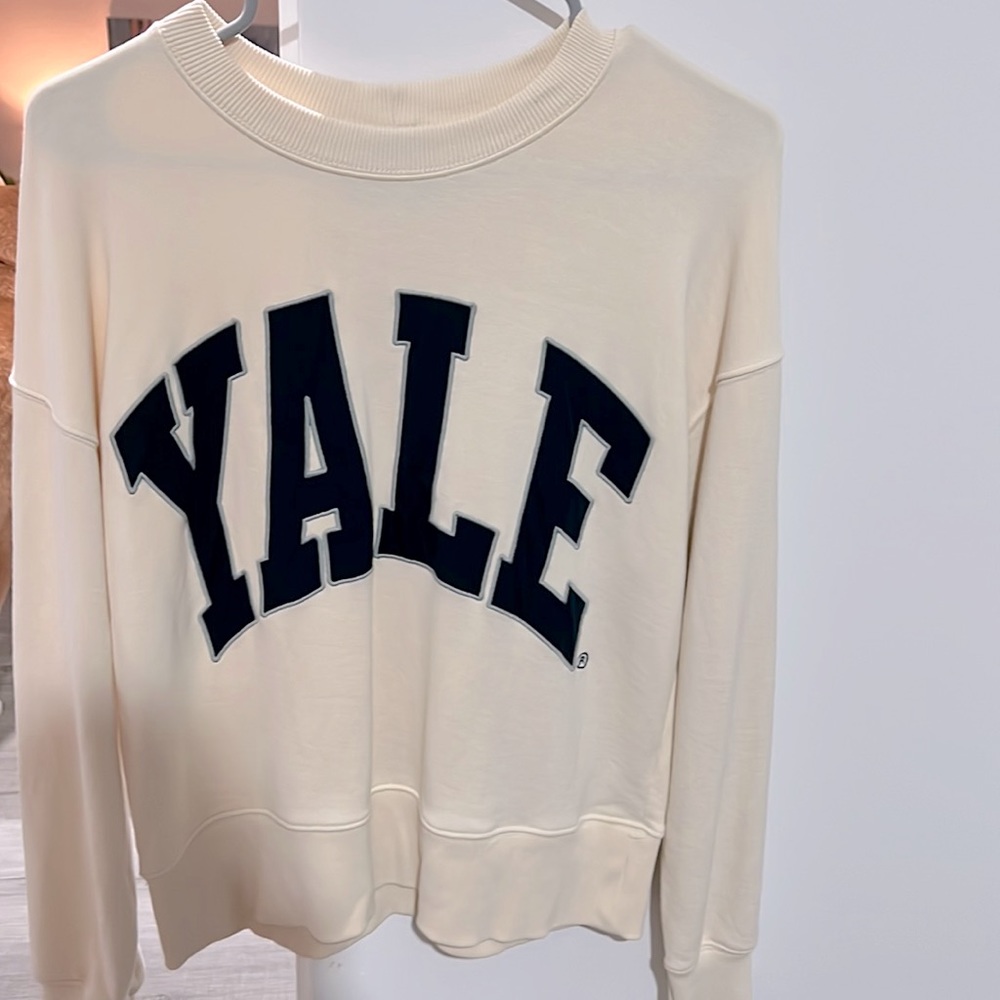 Cute crew neck cream/beige Yale sweatshirt from zara, size small